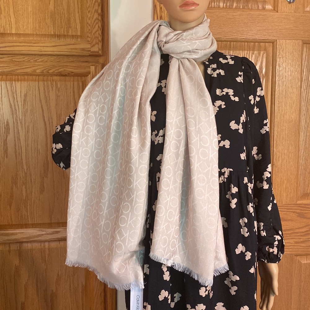 Large Calvin Klein Heathered Almond scarf with frayed edges and hoop for designs - Picture 4 of 14
